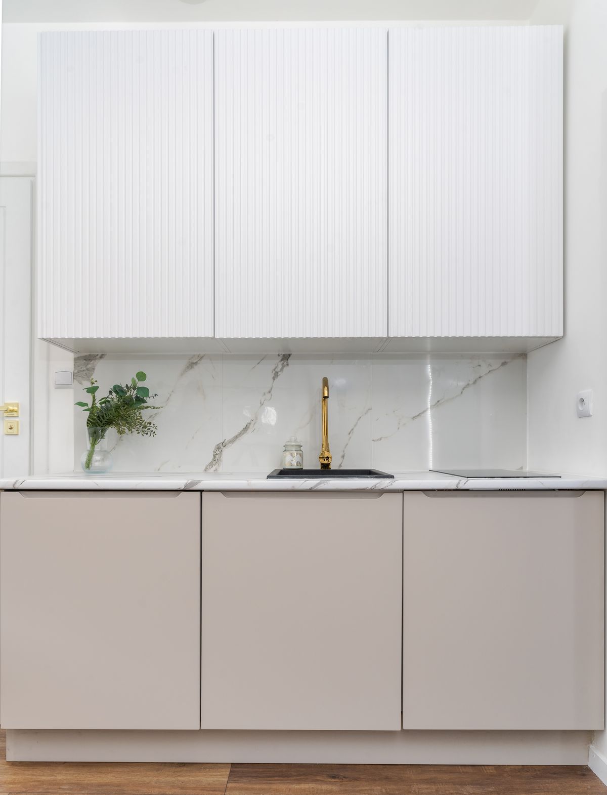 Luxurious minimalist kitchen with marble backsplash